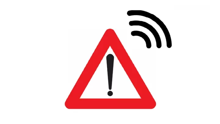 Señal V27 de la DGT mostrada en el sistema del coche y baliza V16 en carretera, información para comprar coches de segunda mano en Zaragoza